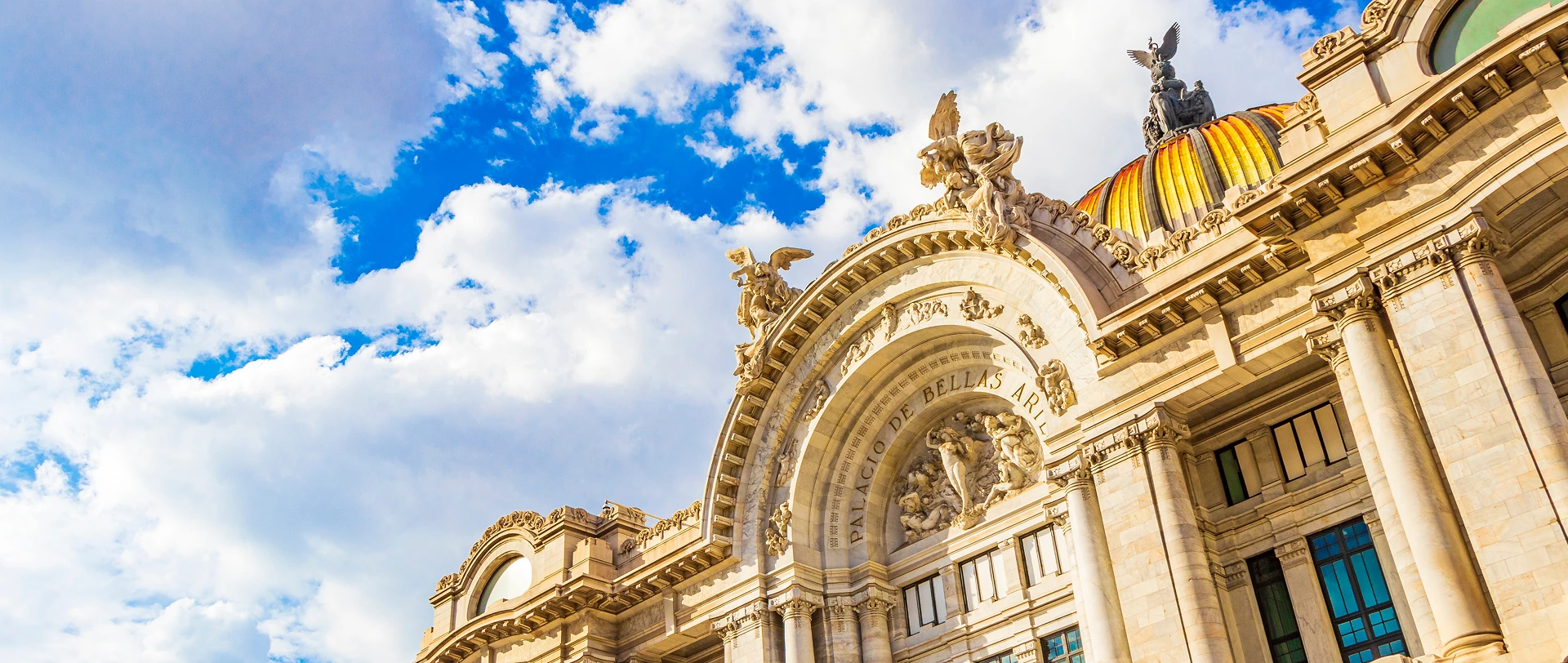 Angel de la Independencia en Ciudad de México con cielo azul de fondo
