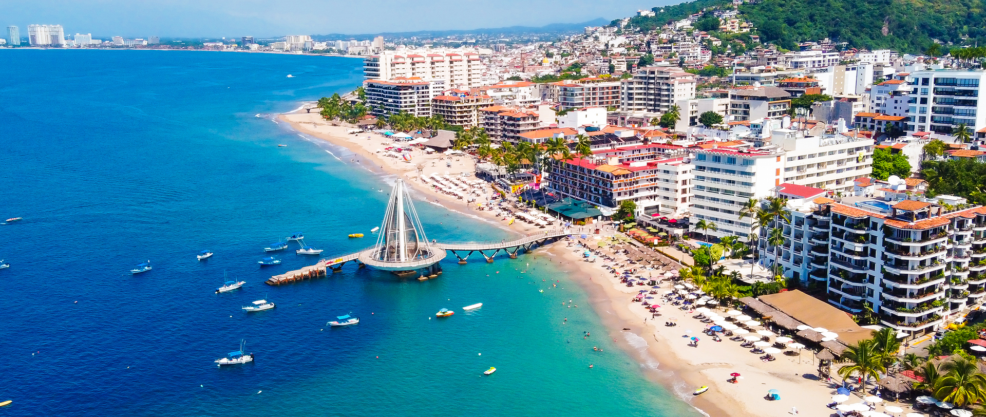 Playa paradisíaca de Puerto Vallarta con palmeras y mar turquesa