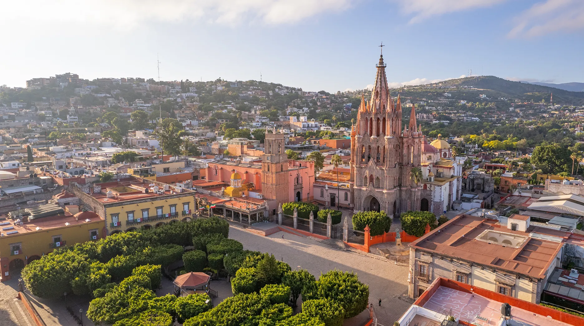 Calle empedrada en San Miguel de Allende con arquitectura colonial y cielo azul de fondo